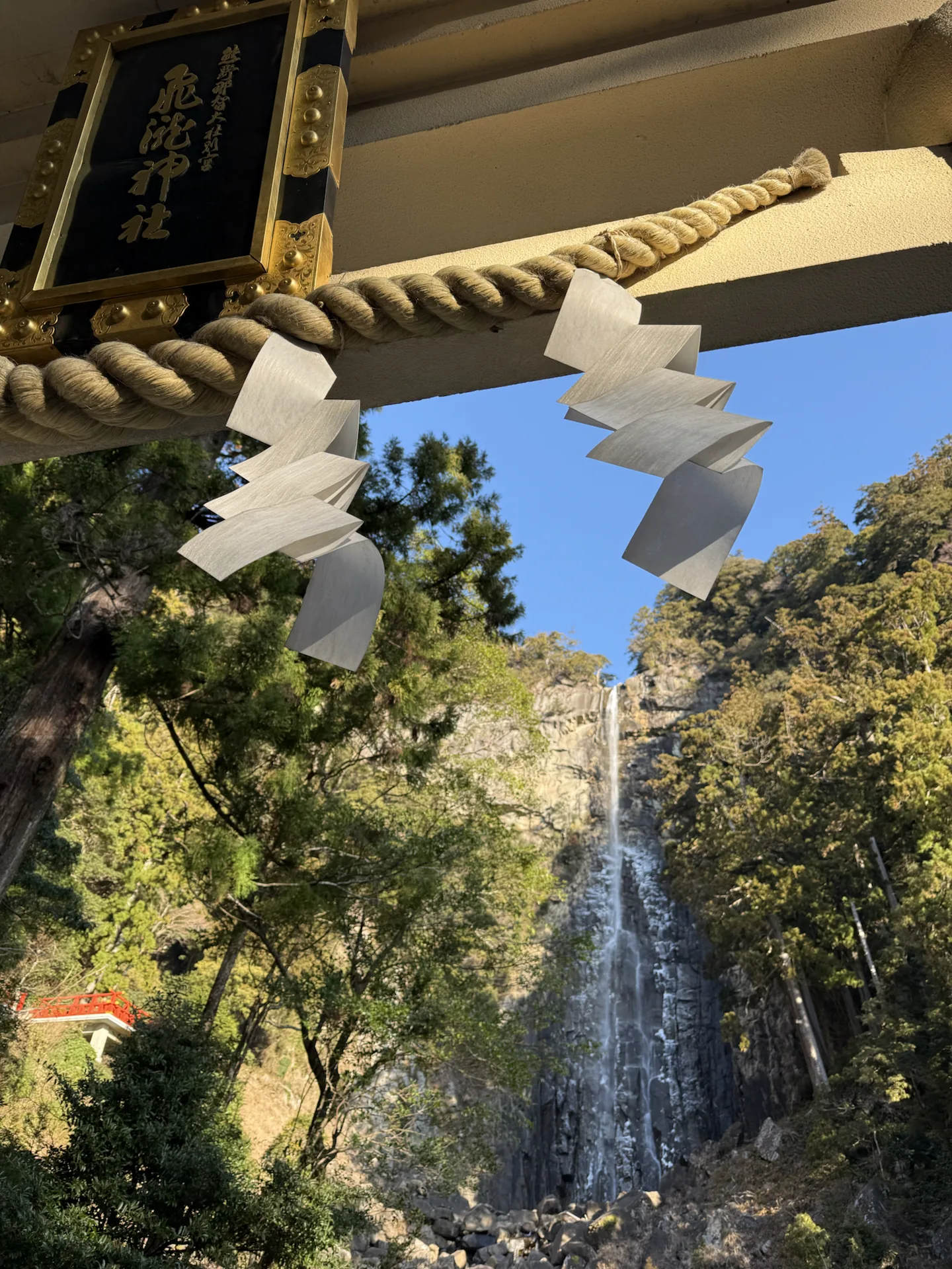 熊野古道那智的飞泷神社，注连绳与纸垂后是那智瀑布