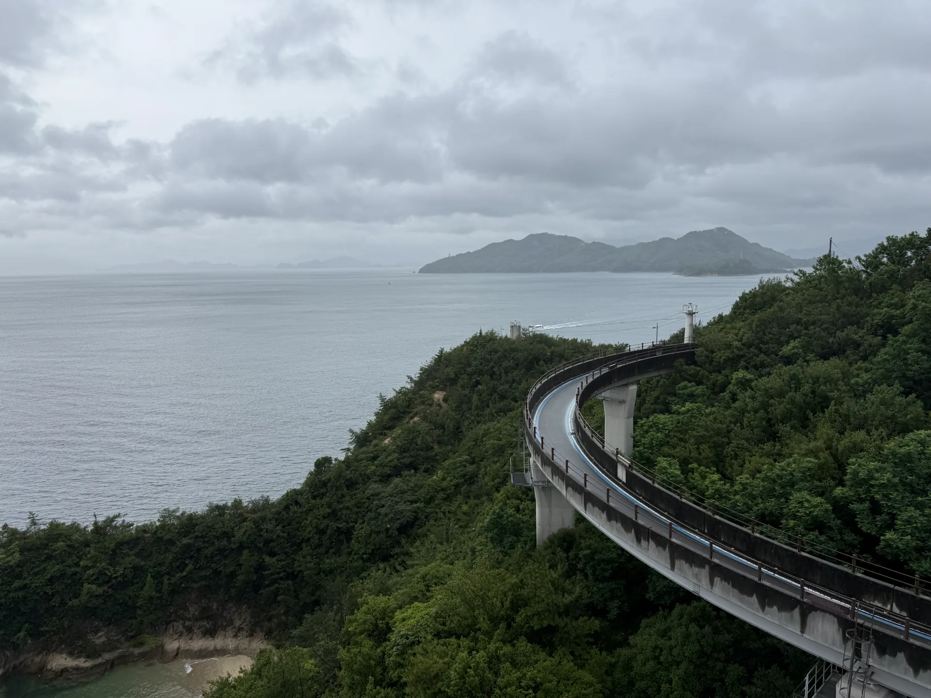 岛波海道的骑行高架道沿海岸山脊蜿蜒入海