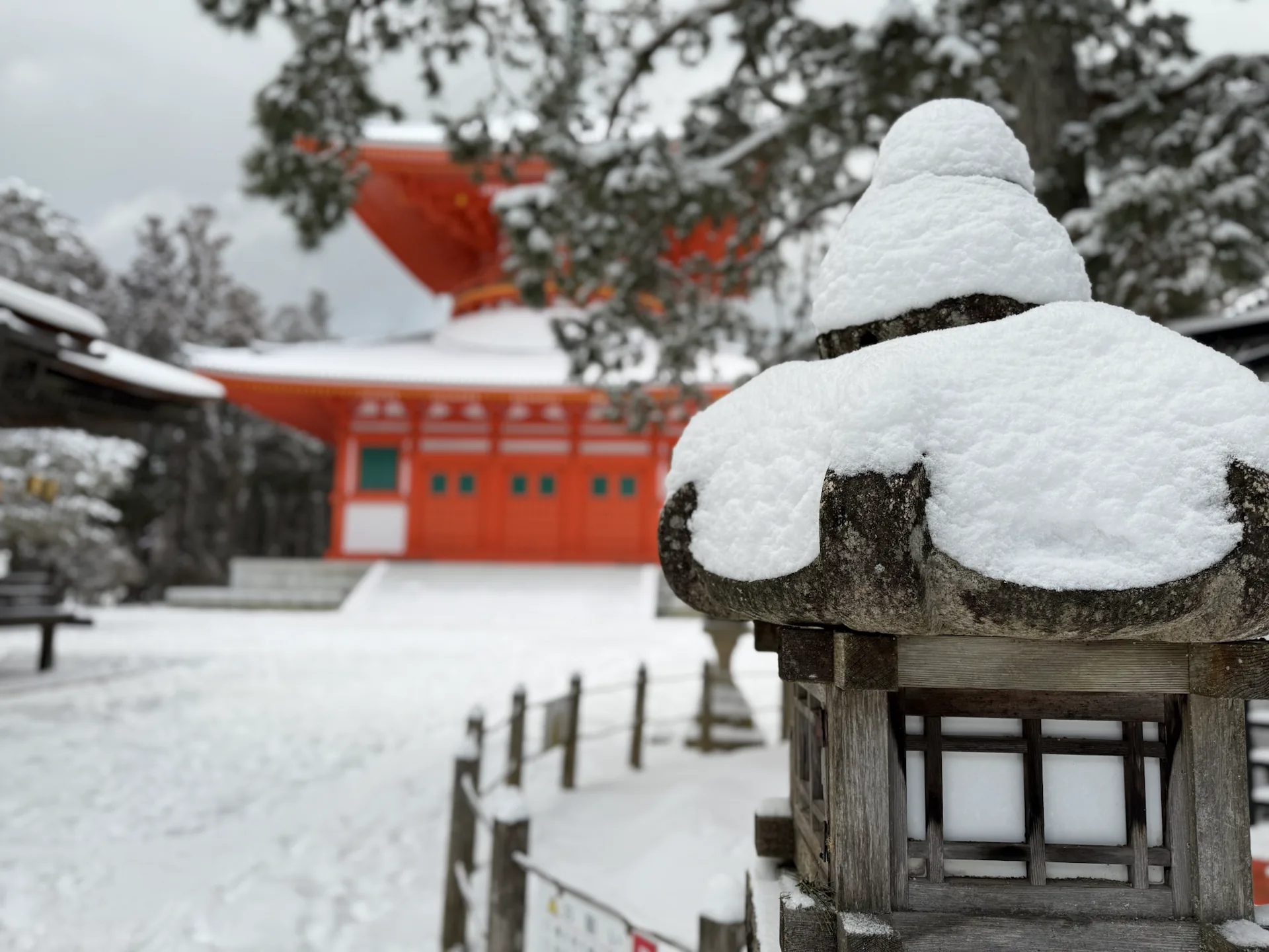 高野山初雪，积雪的石灯笼与朱红殿宇